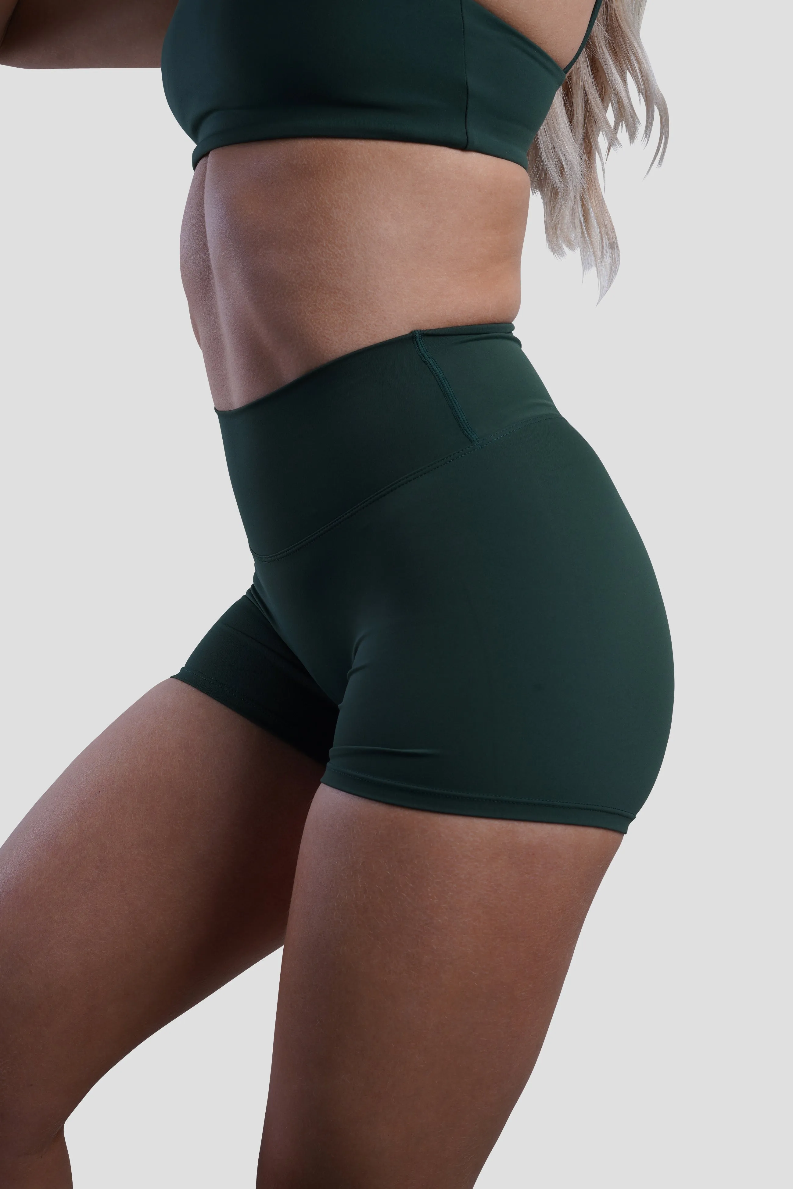 SLEEK SCRUNCH SHORTS - FOREST GREEN