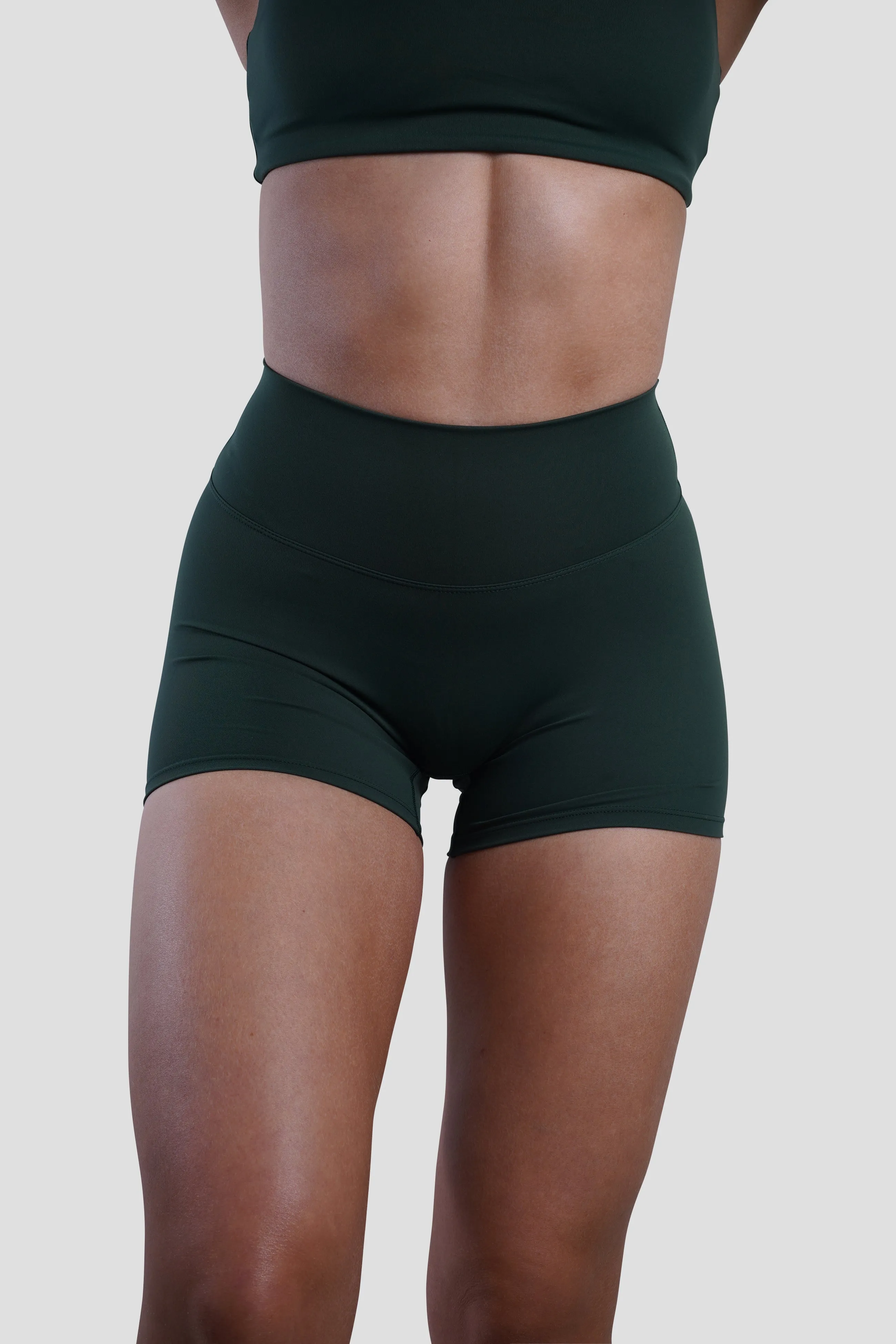 SLEEK SCRUNCH SHORTS - FOREST GREEN